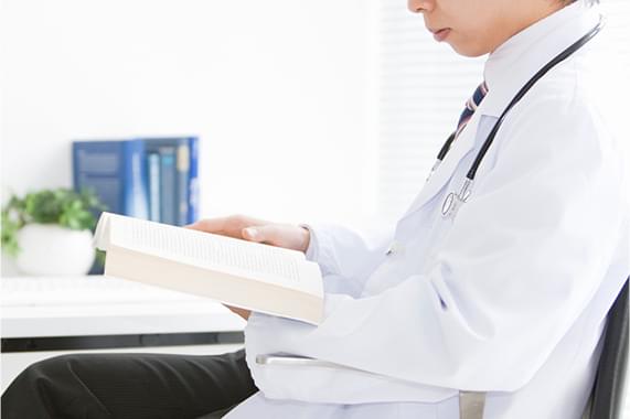 インプラント治療に特化した資格を有する